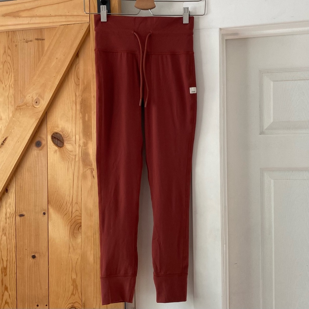 Vuori  DailyHigh-Rise Jogger Leggings in Red Rust Burgundy